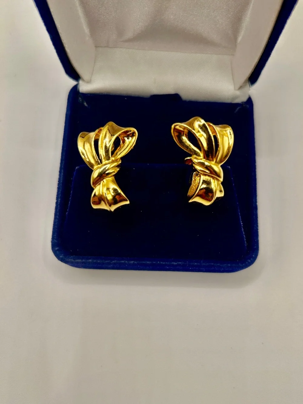 Vintage Avon Polished Gold-Plated Ribbon Knot Clip-On Earrings - Picture 5 of 10